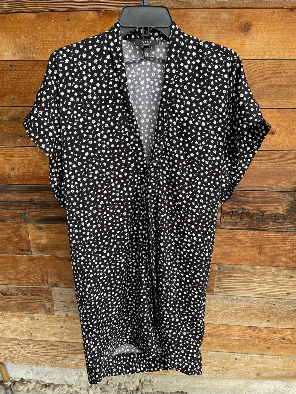 VICI Black White Ditsy Floral Shift Dress Women’s Medium Short Sleeve Boutique